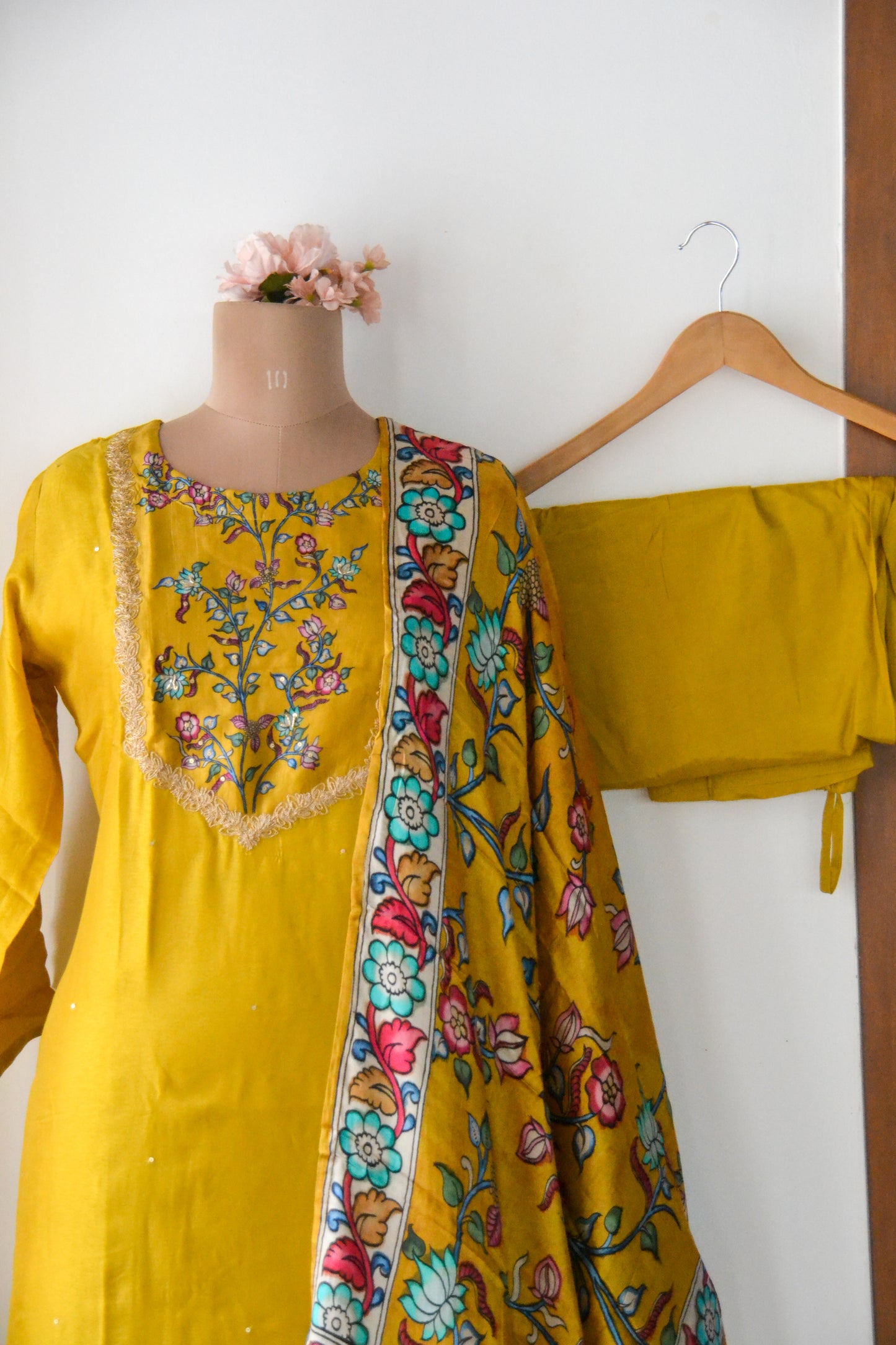 பொன்னொளி மலர் (Ponnoli Malar – “Golden Bloom”)