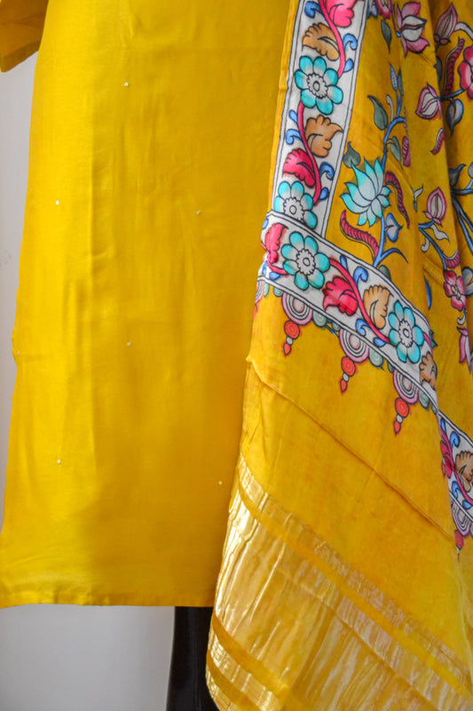 பொன்னொளி மலர் (Ponnoli Malar – “Golden Bloom”)