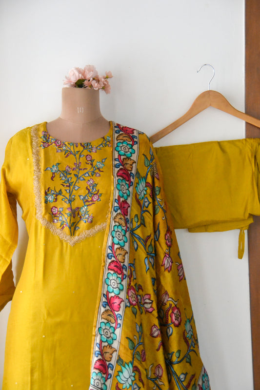 பொன்னொளி மலர் (Ponnoli Malar – “Golden Bloom”)