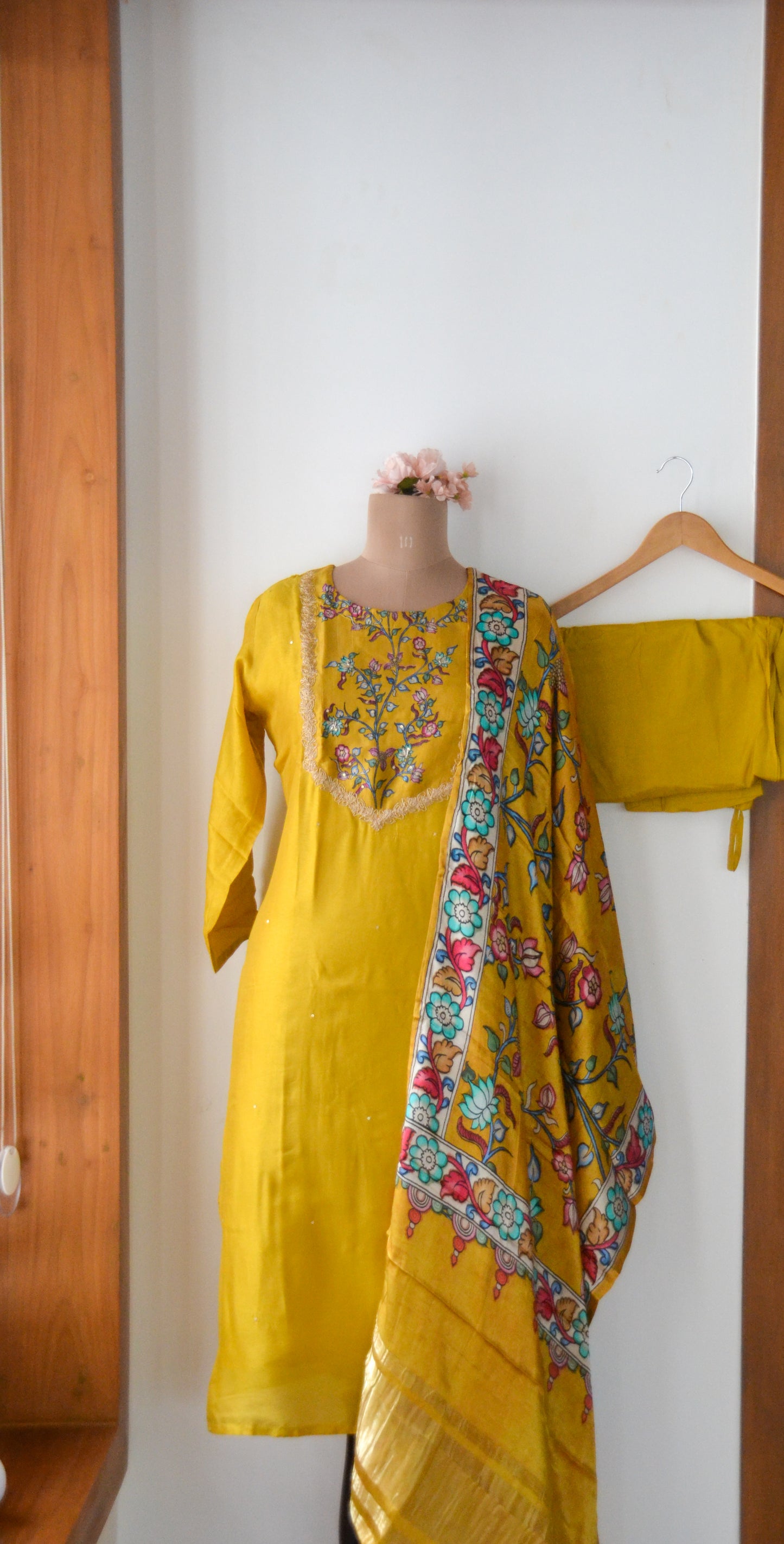 பொன்னொளி மலர் (Ponnoli Malar – “Golden Bloom”)